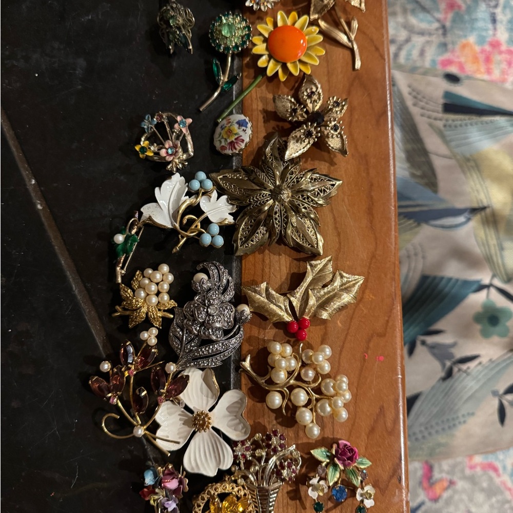 Floral Brooch pins VINTAGE 20 pcs lot flowers leaves rhinestones - Picture 3 of 4